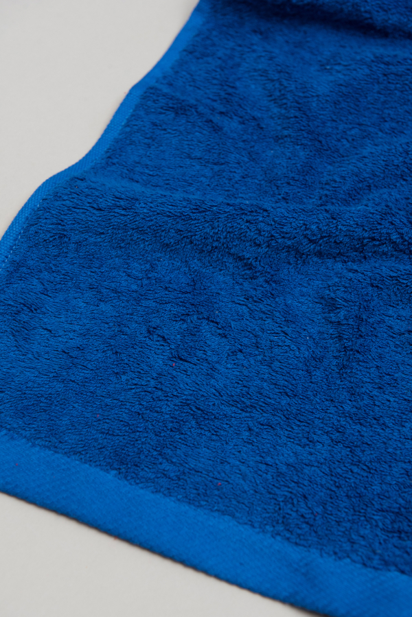 toalla azul lisa diagonal